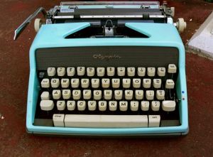 Antique black typewriter - mylusciouslife.jpg